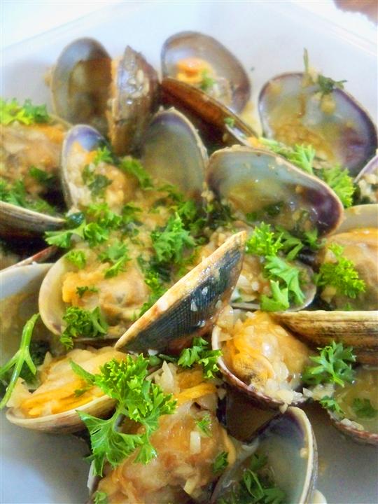 Cockles with garlic and parsley